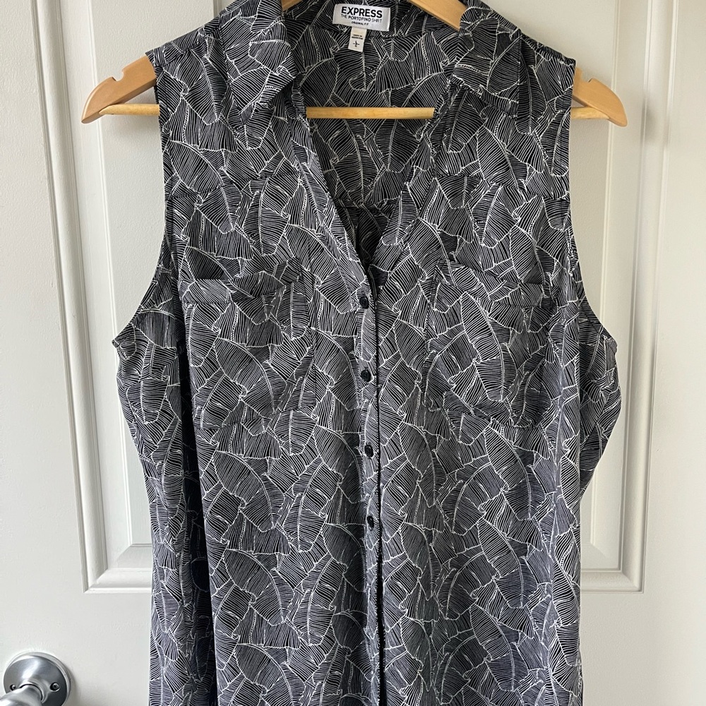 Express Women’s Sleeveless PortofinoTop Black and White Leaf Print